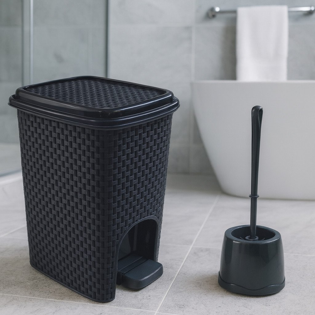 Combo Lixeira Rattan Preta 7 litros com  Escova Sanitária Reforçada Preto e Branco c/ Pedal Banheiro